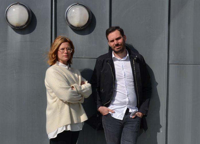 Ylva Preutz Papantoni och Robin Svensén, initiativtagarna till undersökningen Glappet mellan vision och verklighet (2017), på Tyréns takterrass vid Slussen i Stockholm (© 2018 Sofie Rådestad)