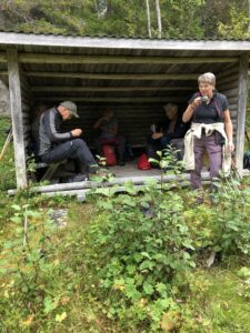 Vandring i Edsåsdalen med stopp för matsäck vid rastplats.